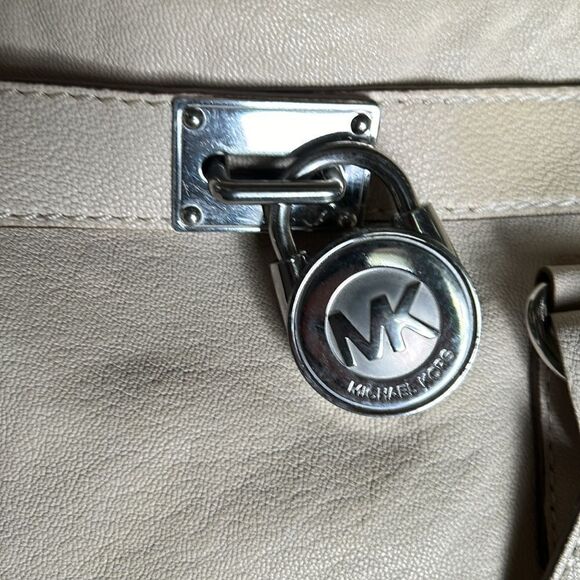 Michael Kors handbag silver lock and keys tan color impeccable - Picture 3 of 13